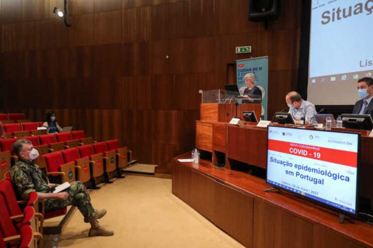 Adolescentes de 16 e 17 anos começam a ser vacinados a 14 de agosto