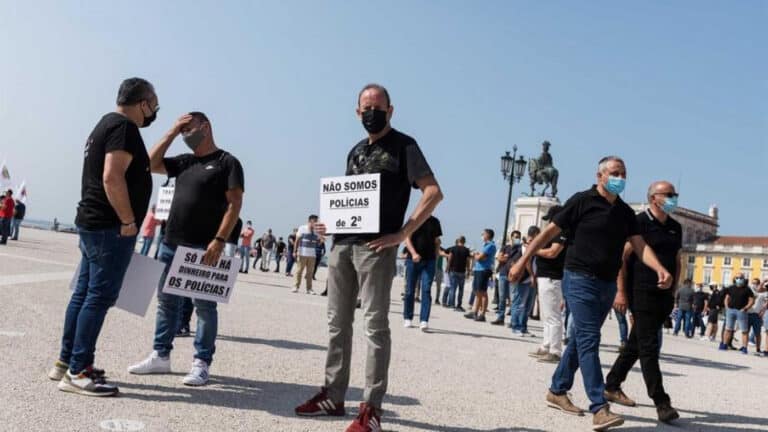 Polícias voltam aos protestos devido ao subsídio de risco em dia de reunião no MAI