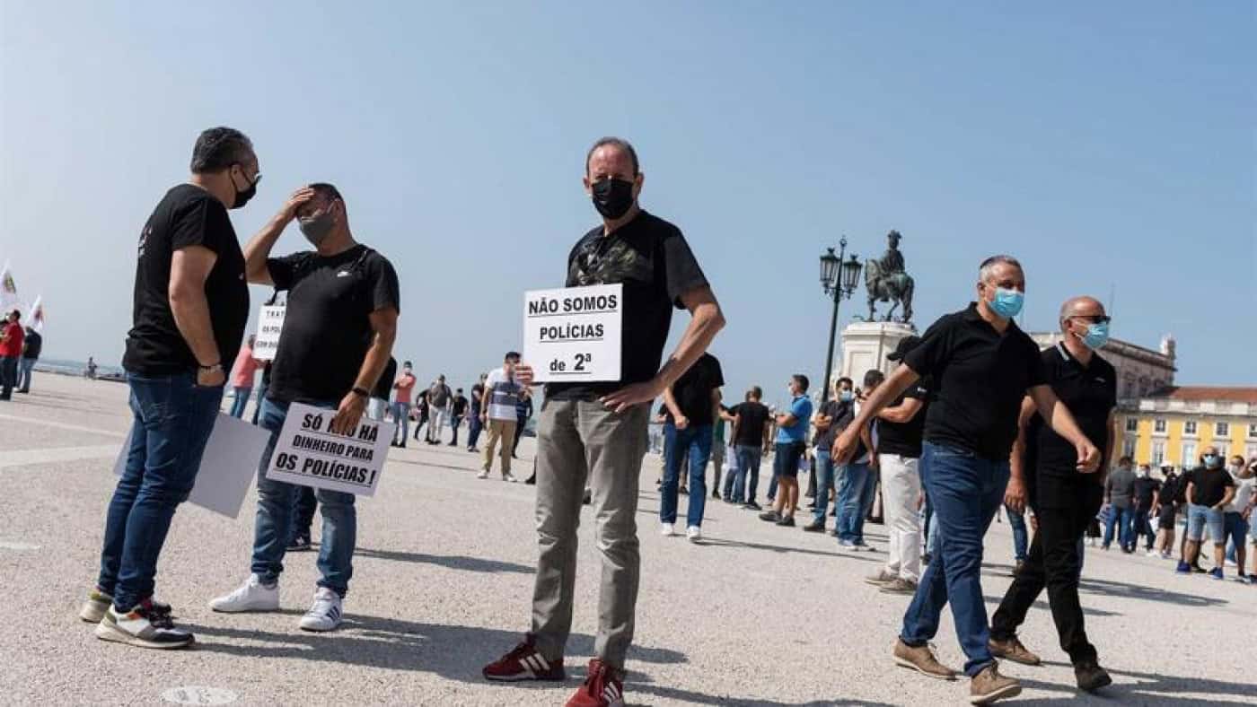 Polícias voltam aos protestos devido ao subsídio de risco em dia de reunião no MAI&nbsp;