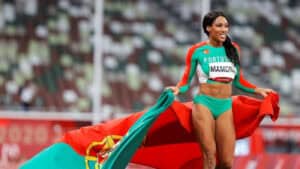 Patrícia Mamona subiu ao pódio e já recebeu a medalha de prata