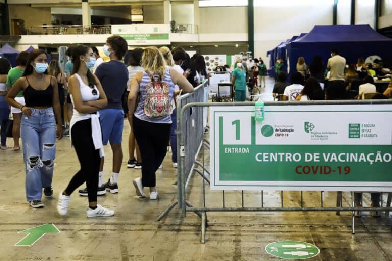 Covid-19: Disponível autoagendamento de vacinação para pessoas com 16 ou mais anos