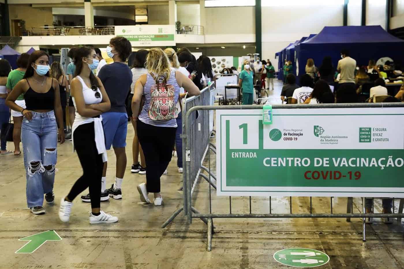 Covid-19: Disponível autoagendamento de vacinação para pessoas com 16 ou mais anos
