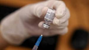 DGS encurta intervalo entre doses vacina Pfizer