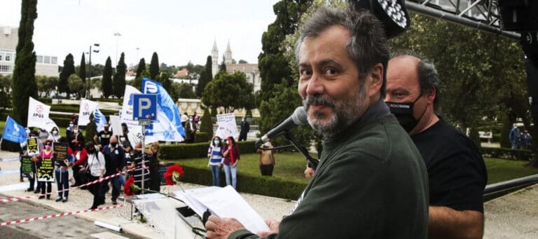 Professores dizem que ministro "não tem condições para governar"