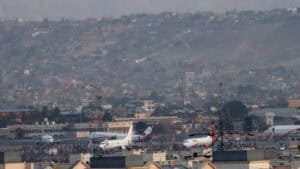 Sete mortos no aeroporto de Cabul, alguns caíram de avião em voo&nbsp;