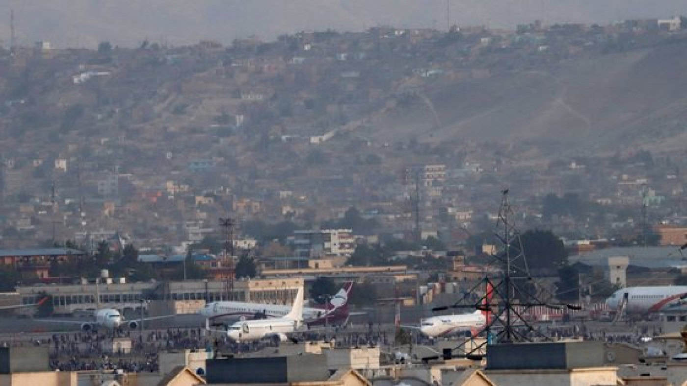 Sete mortos no aeroporto de Cabul, alguns caíram de avião em voo