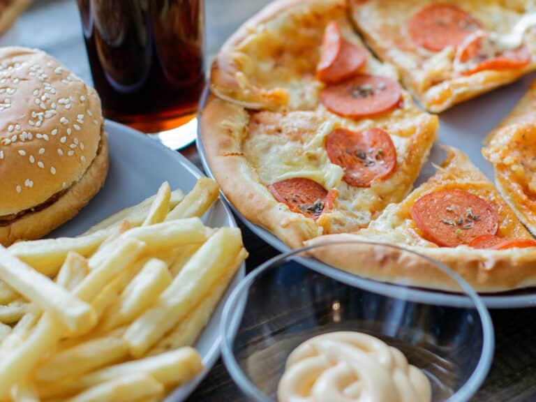 Fim das sandes de chouriço, hambúrgueres e pizzas nos bares das escolas