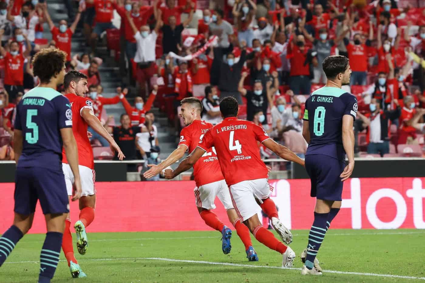 Benfica vence PSV Eindhoven e fica em vantagem no 'play-off' para a 'Champions'