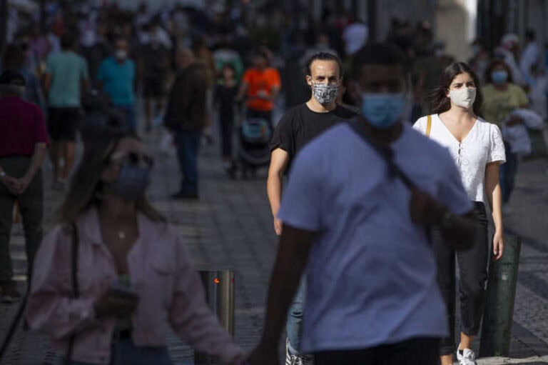 Desde início do ano, autoridades passaram 20 multas por dia para quem não usa máscara na rua