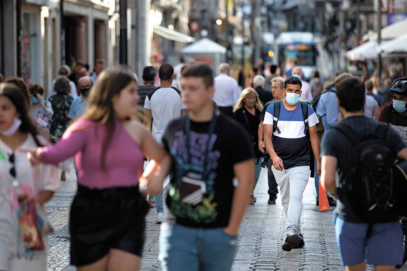 Médico da UMinho diz que avanço no desconfinamento "é válido" mas defende fim de máscara na rua