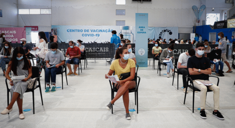 Covid-19. Vacinação dos 12 aos 15 anos começa com 110 mil agendamentos