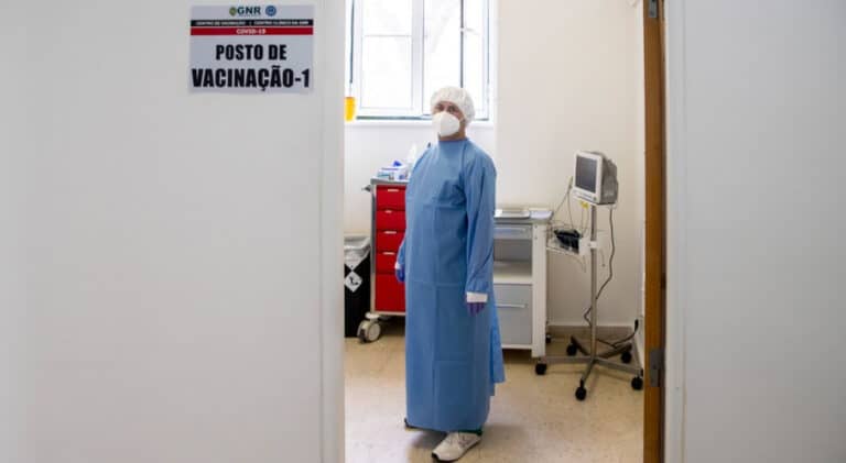 Covid-19. Apenas 0,3% das pessoas com vacinação completa foram infetadas