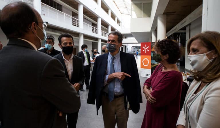 Ministro diz que regresso às universidades "só pode ser presencial"