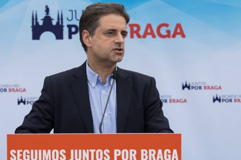 Vídeo no centro de vacinação e outdoors “Continuamos a melhorar Braga” valem multa da CNE