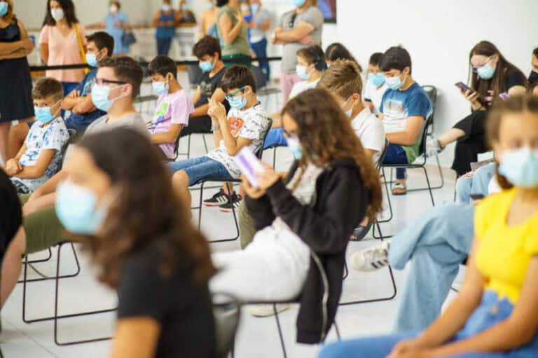 Covid-19: Cerca de 75% dos jovens entre os 12 e os 17 anos vacinados com 1.ª dose