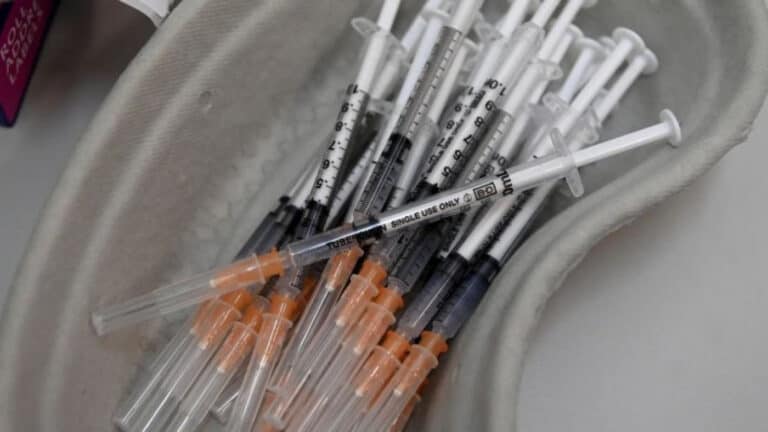 Vacinas de mRNA conferem “proteção substancial” dos idosos