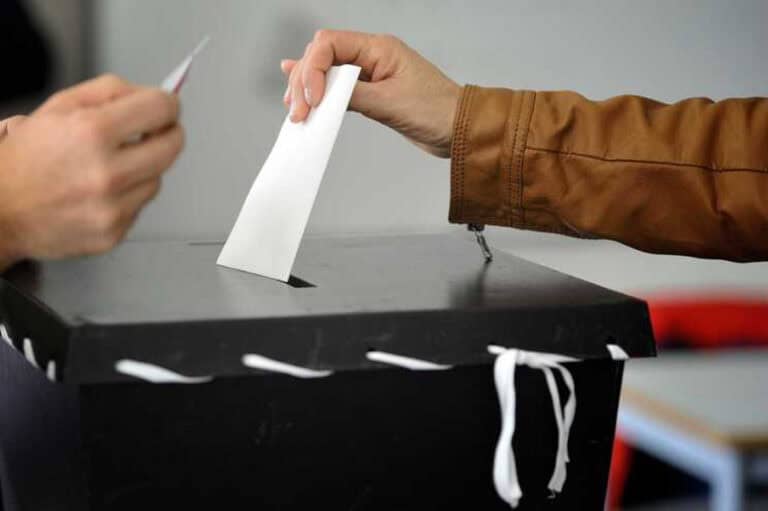 Alunos no estrangeiro sem voto antecipado