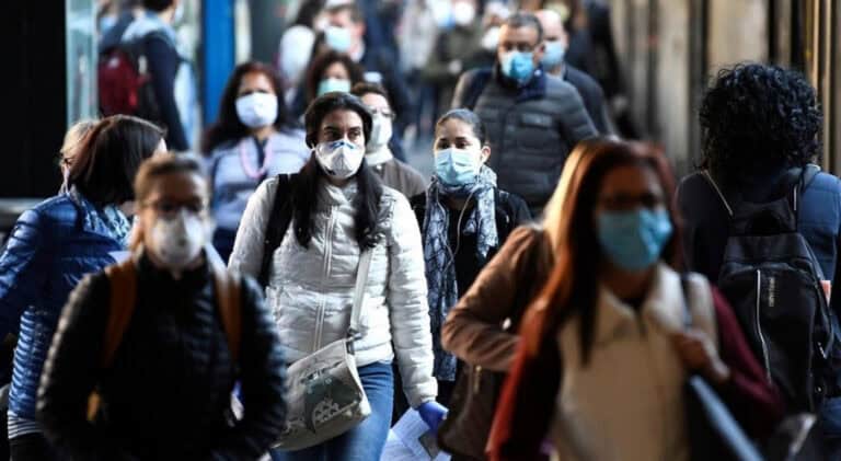 Deixa de ser obrigatório usar máscara na rua