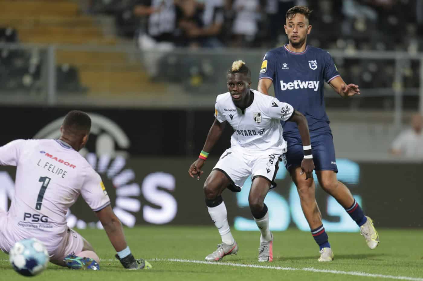 Vitória SC e Belenenses SAD empatam com vimaranenses em inferioridade