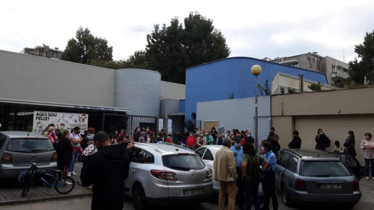 Pais fecham EB 1 de Santa Tecla a cadeado. CMB garante obra para "muito em breve"