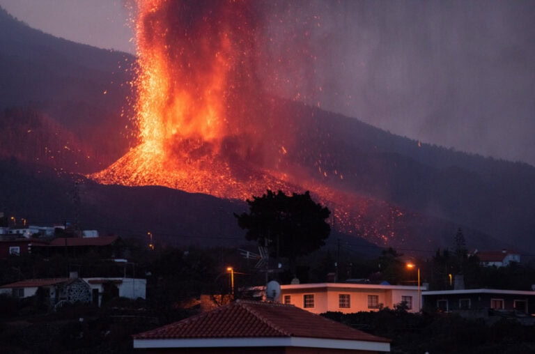 Vulcão em La Palma intensificou-se e já devastou 240 hectares