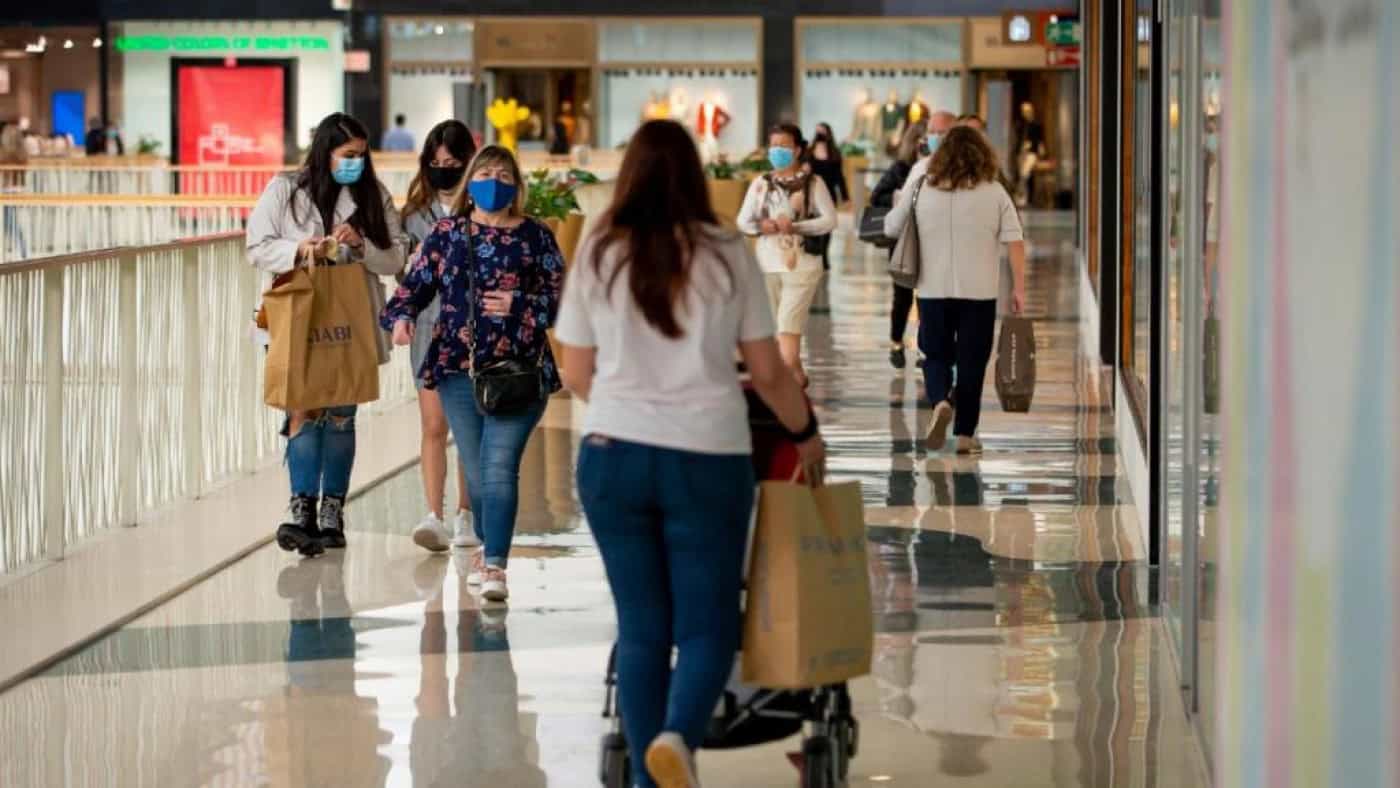 Máscara obrigatória em espaços comerciais com mais de 400 metros quadrados