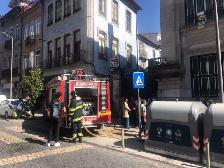 Bombeiros combatem incêndio no BragaShopping
