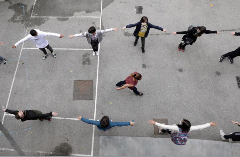Máscaras no recreio deixam de ser obrigatórias e regras de isolamento mais flexíveis