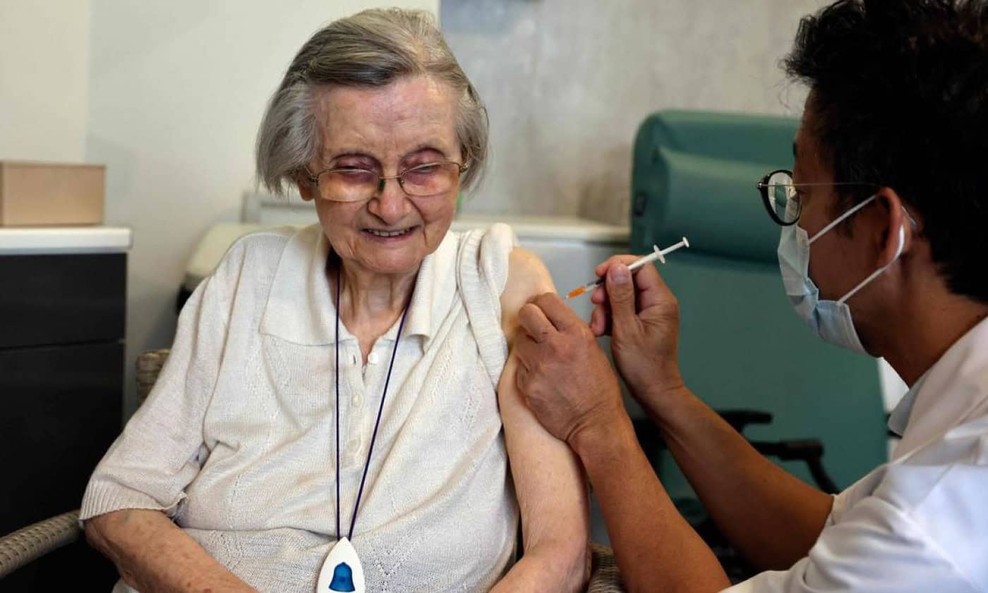 "É mais produtivo vacinar quem não está vacinado para impedir cadeias de transmissão"