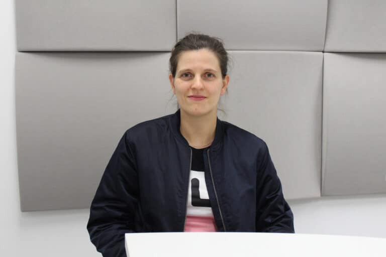 Alumna da UMinho desenvolve t-shirt que atenua sintomas da menopausa