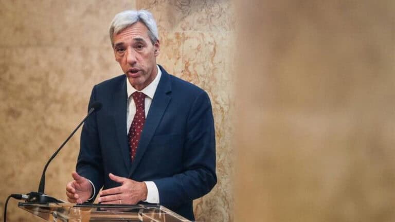 Ministro da Defesa chamado ao Parlamento por polémica com CEMA