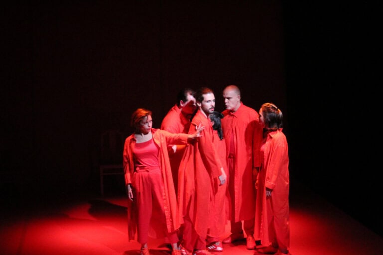 '1/2 kg de carne'. A peça que procura explorar o peso do coração na comunidade