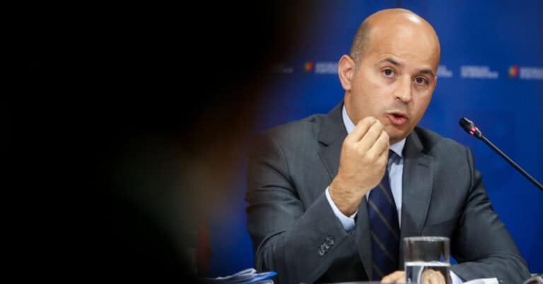 Ministro das Finanças admite um aumento do salário mínimo superior a 30 euros