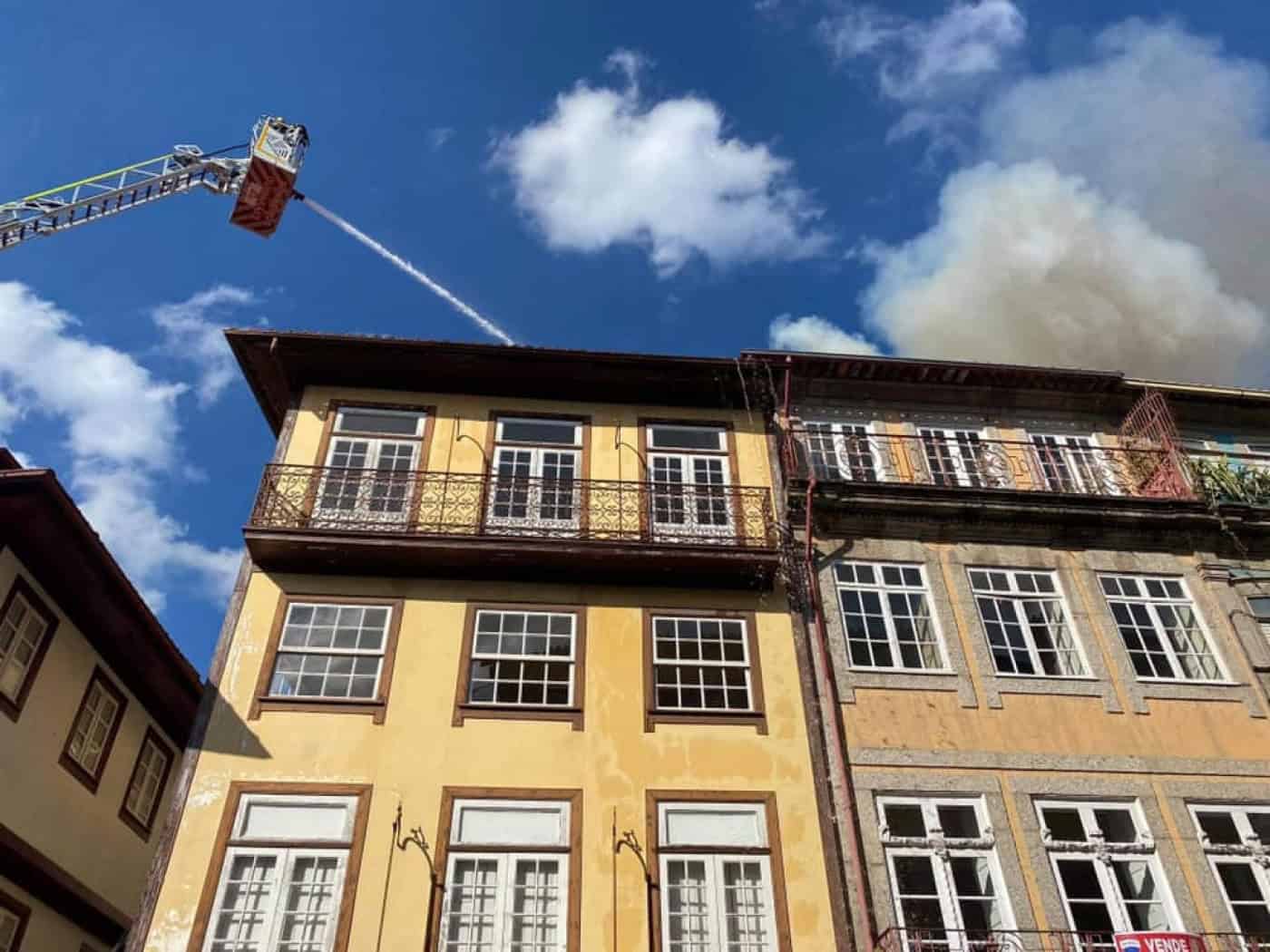 Bombeiros combatem incêndio no centro histórico de Guimarães