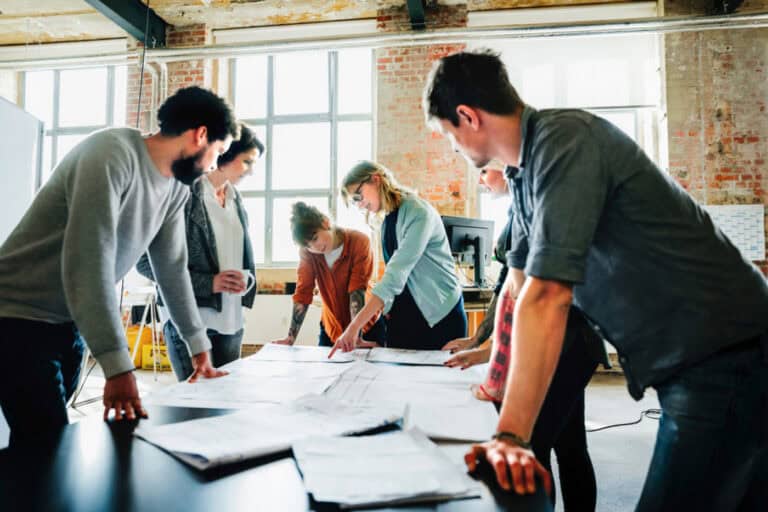 Salários não acompanham nível de escolaridade, jovens são os mais prejudicados