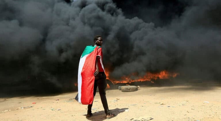 Sudão. Primeiro-ministro em local desconhecido após recusar apoio a golpe de Estado