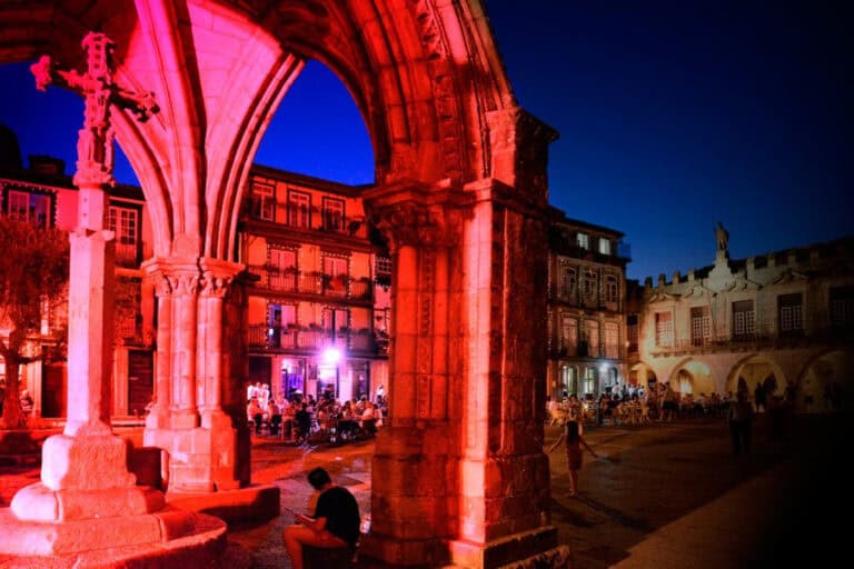 Associação vimaranense ilumina Padrão do Salado em campanha contra cancro da mama