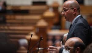 "Não é uma lista de mercearia. É aumento do salário mínimo e das pensões", responde Leão