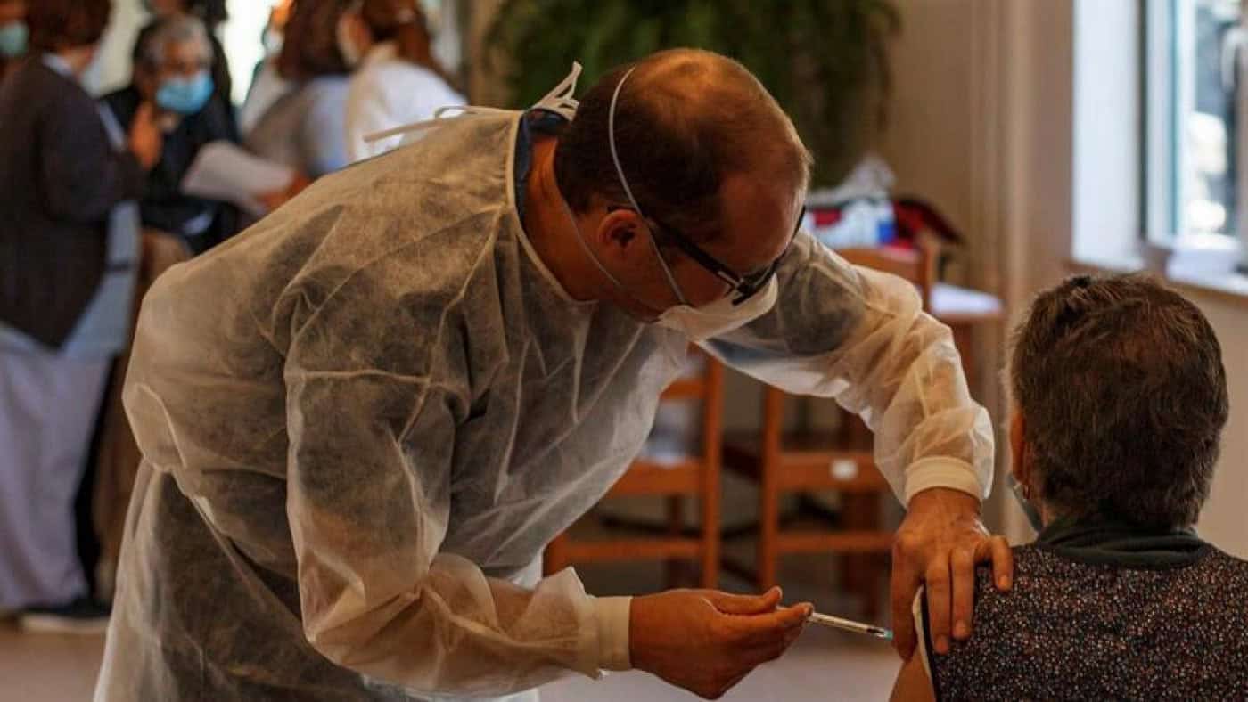 Lares de Braga com vacinação contra a covid-19 e gripe concluída