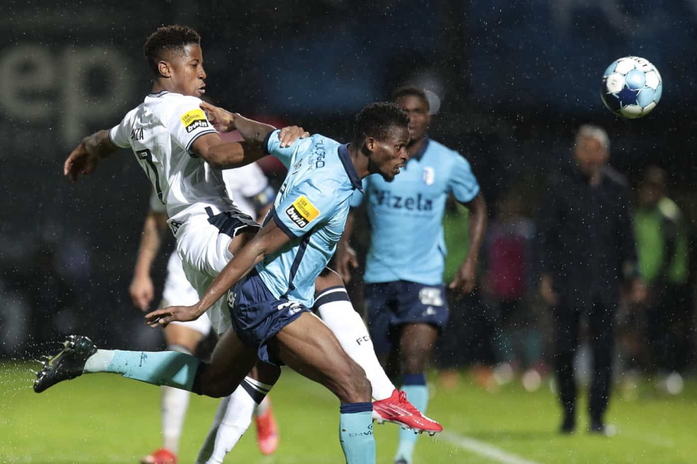 Golo nos descontos garante empate ao Famalicão na receção ao Vizela