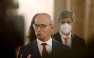 João Leão afirma que crise não tem origem financeira ou orçamental