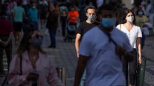 Especialistas admitem entrada na 5.ª vaga e defendem reforço da vacina nos mais novos