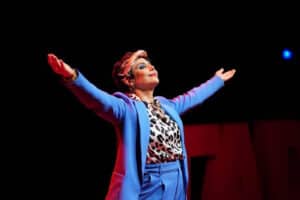 'Faz-me rir'. A peça humorada que se inspira na lei matemática «menos com menos dá mais»