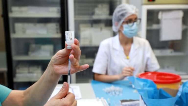 Vacinação dos profissionais de saúde com terceira dose começa esta segunda-feira&nbsp;