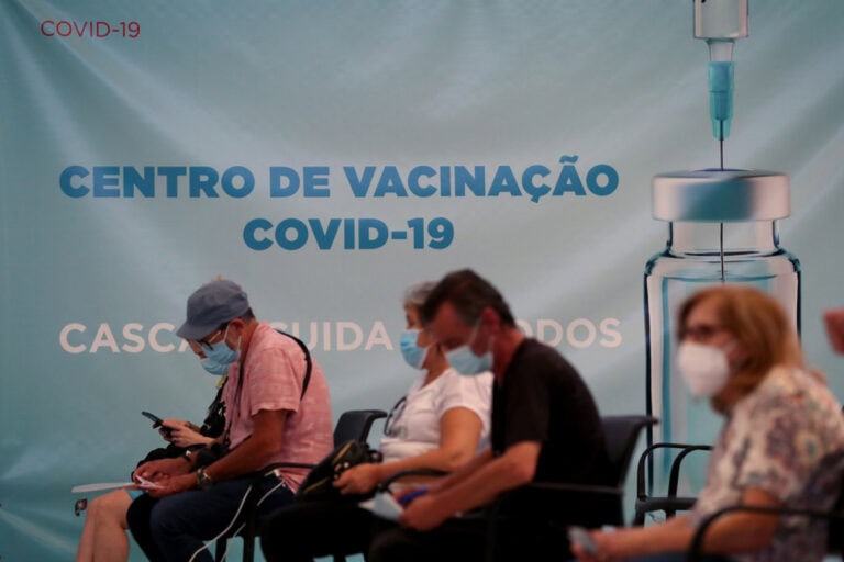 Pessoas com 65 anos ou mais já podem agendar reforço da covid-19 e vacina contra a gripe