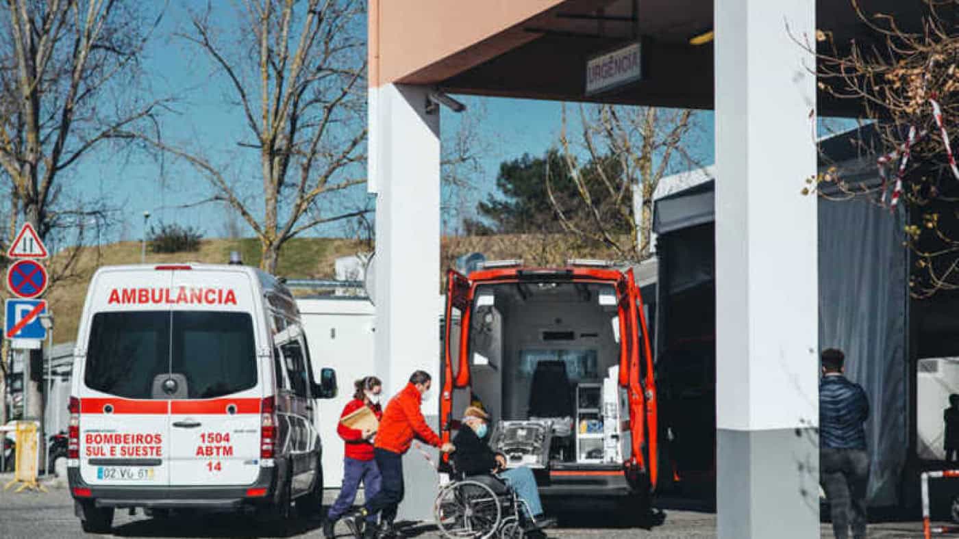 Profissionais do setor social e bombeiros recebem terceira dose da vacina