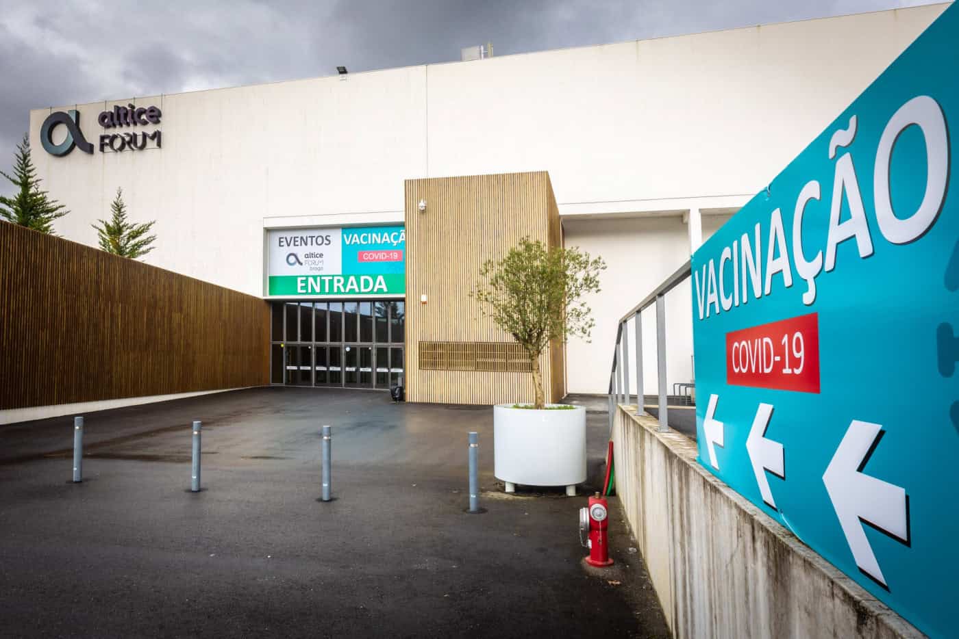 BE alerta para falta de condições nas filas de espera do centro de vacinação do Forum Braga