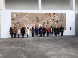 12 mulheres pintam painel de azulejos pelo fim da violência no feminino