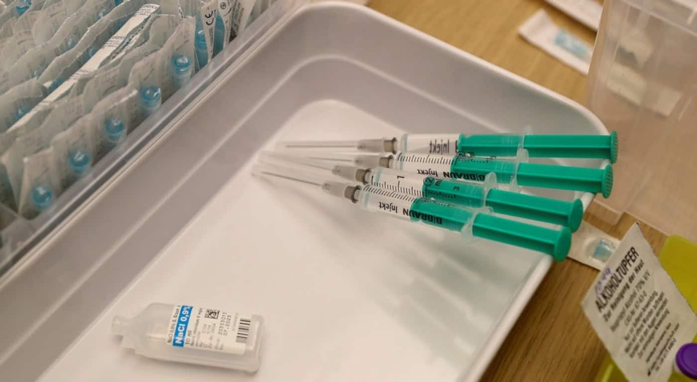 Enfermeiros denunciam. UE e Reino Unido "bloqueiam" patentes de vacinas