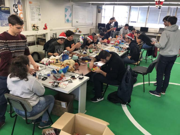 Estudantes da UMinho adaptam brinquedos para crianças com necessidades especiais